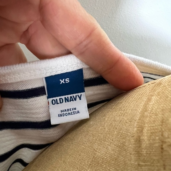 Old Navy navy and white striped women’s v-neck t-shirt XS 
Tee - Picture 4 of 5